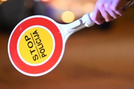 Policija zaustavila vozača koji je vozio u suprotnom smjeru na ...