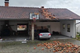 Nevrijeme u Srpcu: Vjetar obarao stabla, oštećeni krovovi kuća (FOTO)