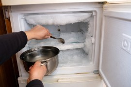 Evo kako da otopite zamrzivač dok popijete kafu