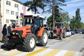 Maturantski defile u Derventi: Djeca poljoprivrednika na traktorima ...