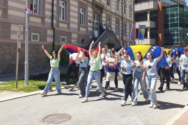 Uz trubače i zastave RS i BiH maturanti u Srebrenici slavili kraj ...
