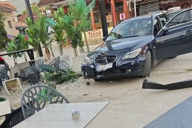 Drama u Šipovu: Pijan BMW-om uletio na terasu kafića, ima ...