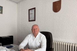Bivši direktor u dvorištu Ugostiteljske škole u Banjaluci okreće ...