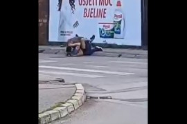 Haos u centru Banjaluke: Tuča pred prolaznicima (VIDEO)