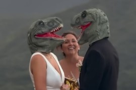 Vjenčanje sa T-reks maskama oduševilo internet (VIDEO)