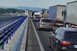 Kilometarske kolone teretnih vozila na novom prelazu u Gradišci