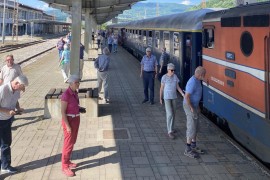 Putovanje šinama ne gubi čar: Švajcarski turistički voz prošao ...