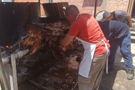 Više od 1.000 ljudi degustiralo bika teškog 808 kilograma i pečenog ...