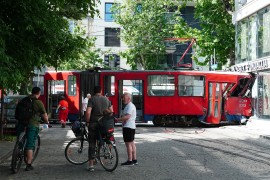 Detalji drame u Beogradu: Šutirali prozore i vrata tramvaja da izađu ...
