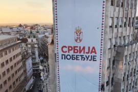 Uklonjen baner "Srbija pobeđuje" sa Palate Albanija