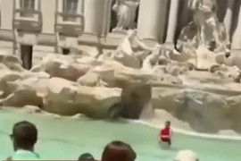 Turistkinja zaplivala u čuvenoj rimskoj Fontani di Trevi (VIDEO)
