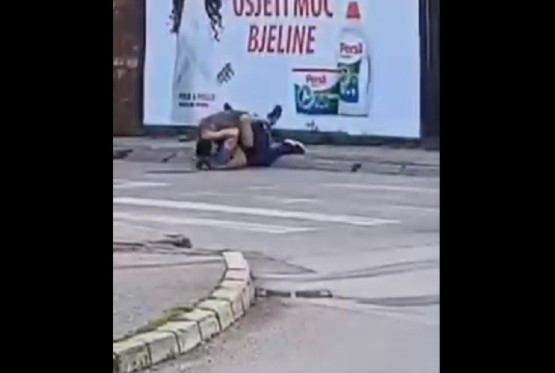 Haos u centru Banjaluke: Tuča pred prolaznicima (VIDEO)