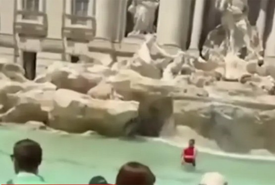 Turistkinja zaplivala u čuvenoj rimskoj Fontani di Trevi (VIDEO)