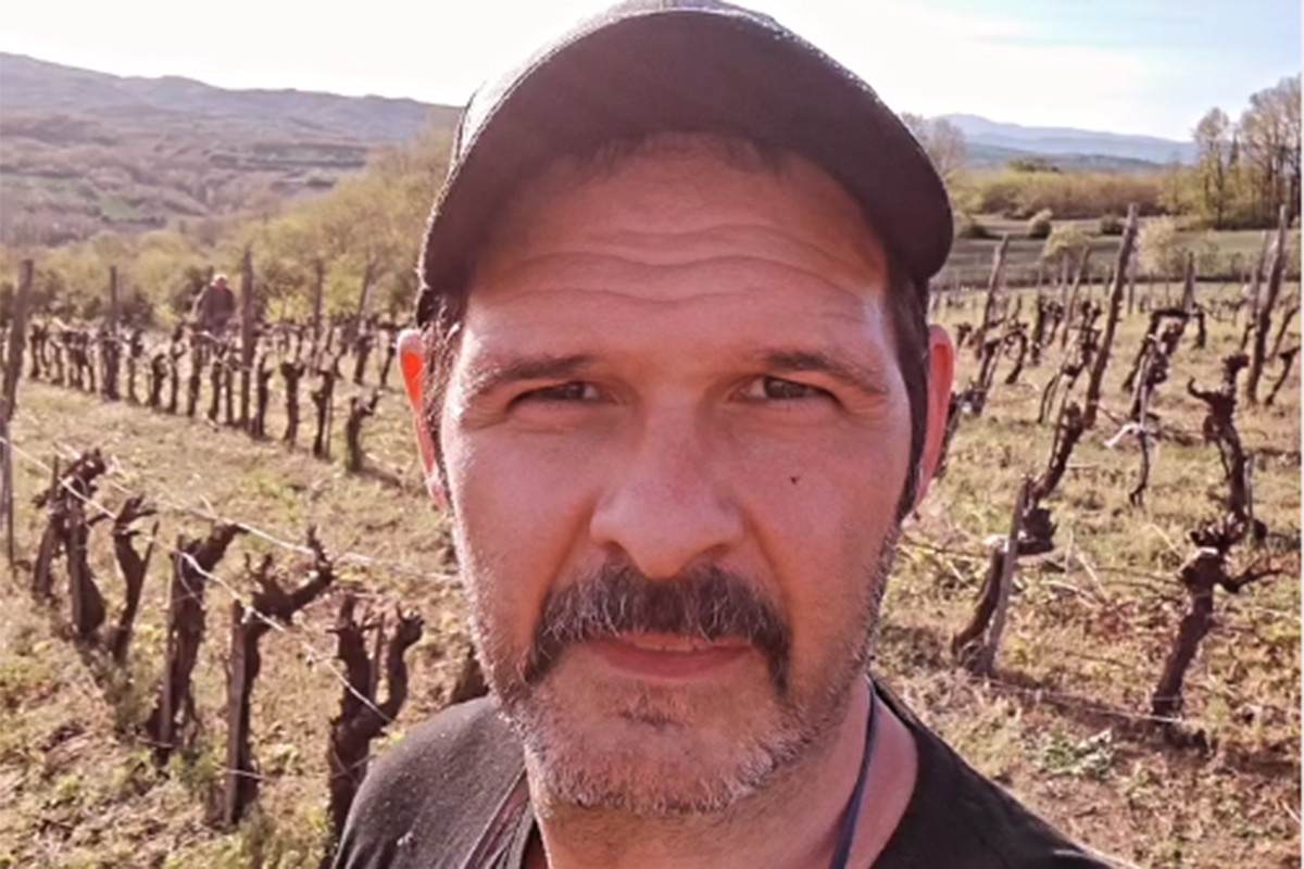 Kubura zasadio lozu: Glumac pokazao kako izgleda njegov vinograd (FOTO)