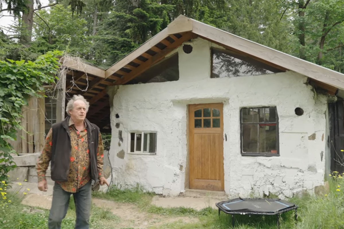 Napustio grad i napravio kuću od otpada: Ne plaća ni struju ni vodu (VIDEO)