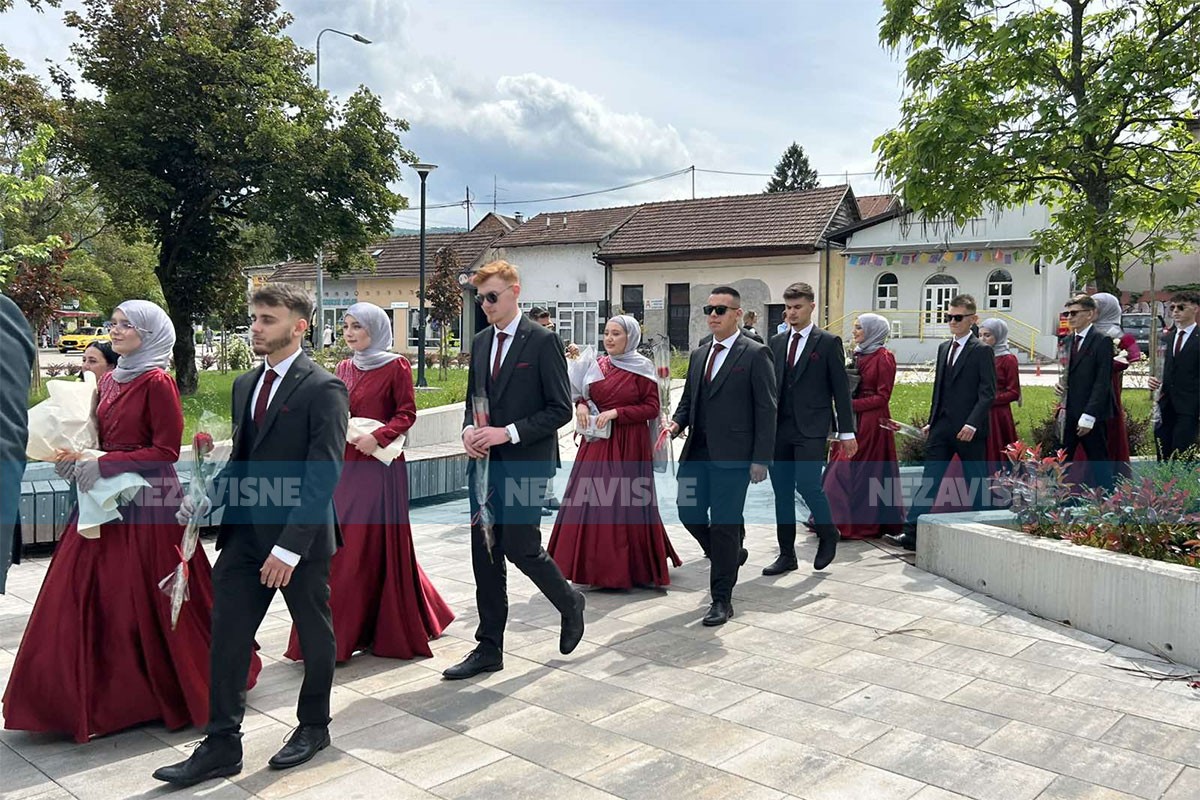 Matura 3. generacije Medrese: Mladost i ljepota prošetala Banjalukom (FOTO, VIDEO)