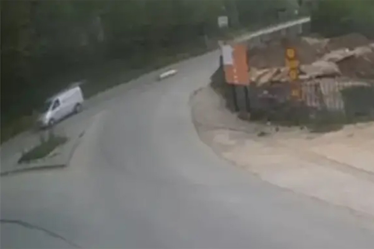 Bizarna scena u Srbiji: Mrtvački sanduk sa pokojnikom ispao iz kombija (VIDEO)