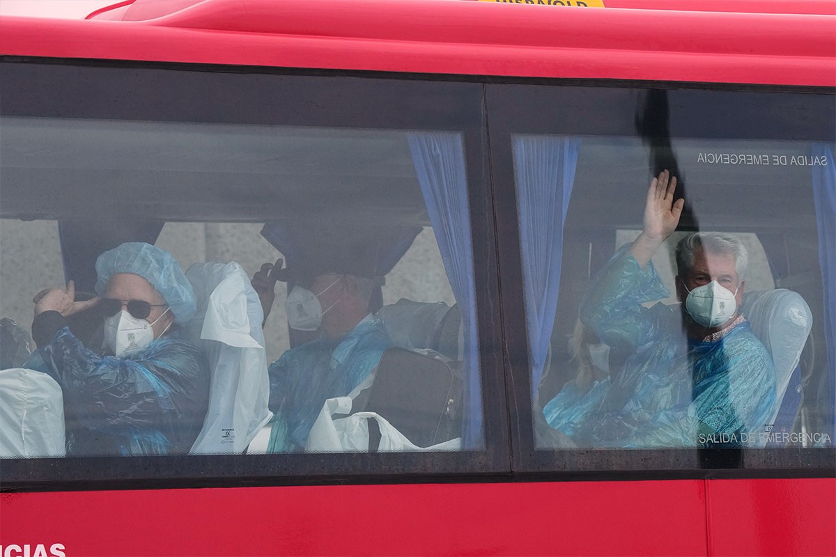 Prvi putnici evakuisani sa "kruzera smrti" stigli kući