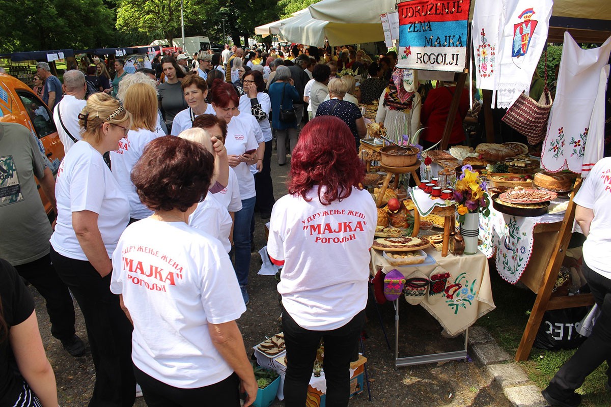 Hiljade ljudi stigle u Gradišku zbog domaće hrane i tradicije