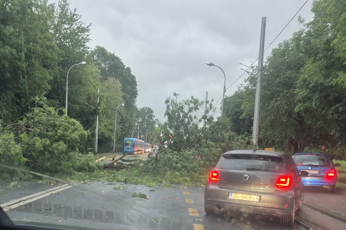 Nevrijeme stiglo u Zagreb: Padala stabla, stali tramvaji (VIDEO, FOTO)
