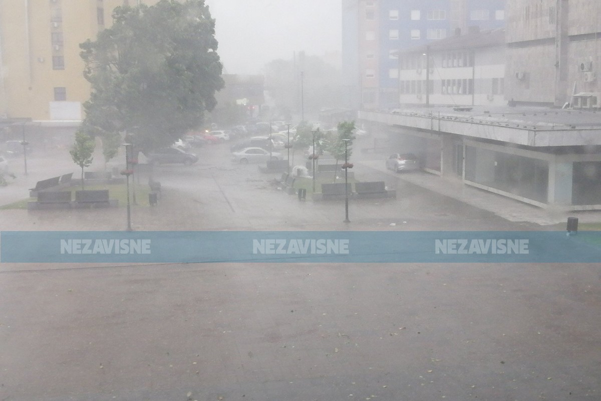 Olujno nevrijeme pogodilo Gradišku i okolinu, pričinjena velika šteta (FOTO/VIDEO)