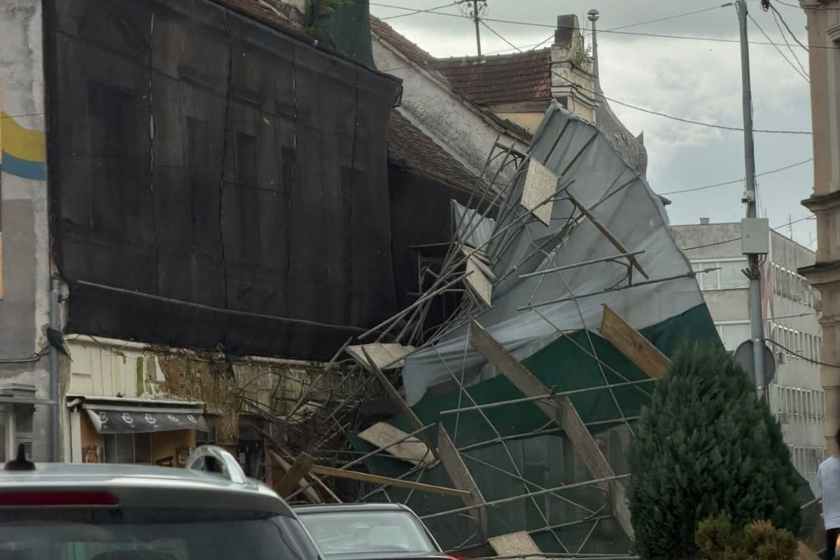 Nevrijeme u Republici Srpskoj: Vjetar u Prijedoru oborio skelu (FOTO, VIDEO)