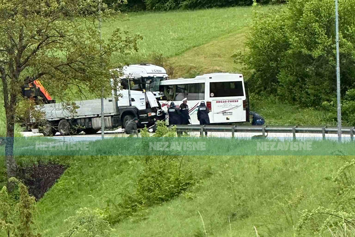 Žestok sudar u Mrkonjić Gradu, učestvovali autobus i kamion (FOTO, VIDEO)