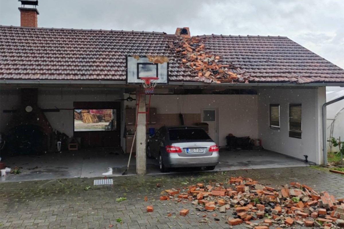 Nevrijeme u Srpcu: Vjetar obarao stabla, oštećeni krovovi kuća (FOTO)