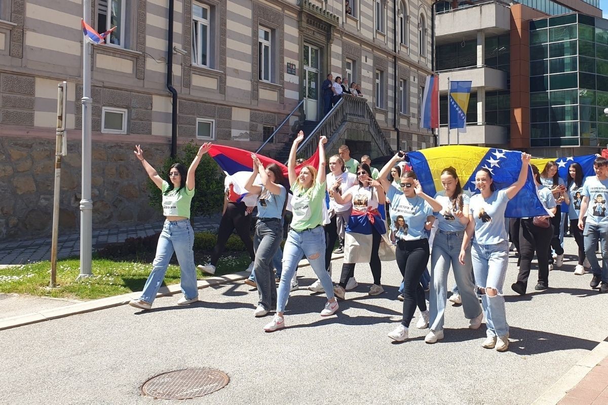 Uz trubače i zastave RS i BiH maturanti u Srebrenici slavili kraj školovanja (FOTO)