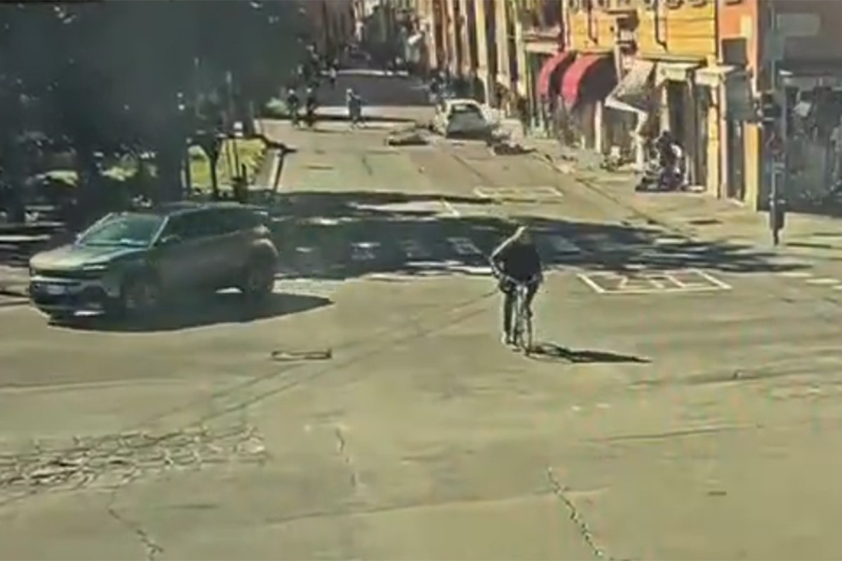 Jeziv napad u Italiji: Autom udario pješake pa izvukao nož (VIDEO)
