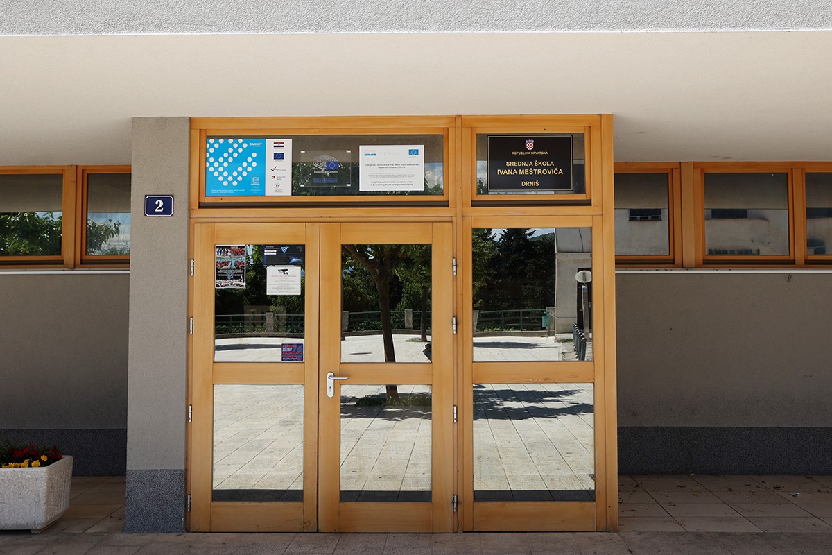 Škola u Drnišu se oprostila od ubijenog maturanta Luke