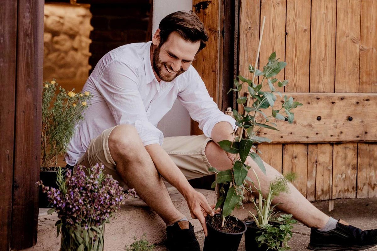 Stefan od svinjca napravio destileriju, umjesto krompira uzgaja aromatično bilje