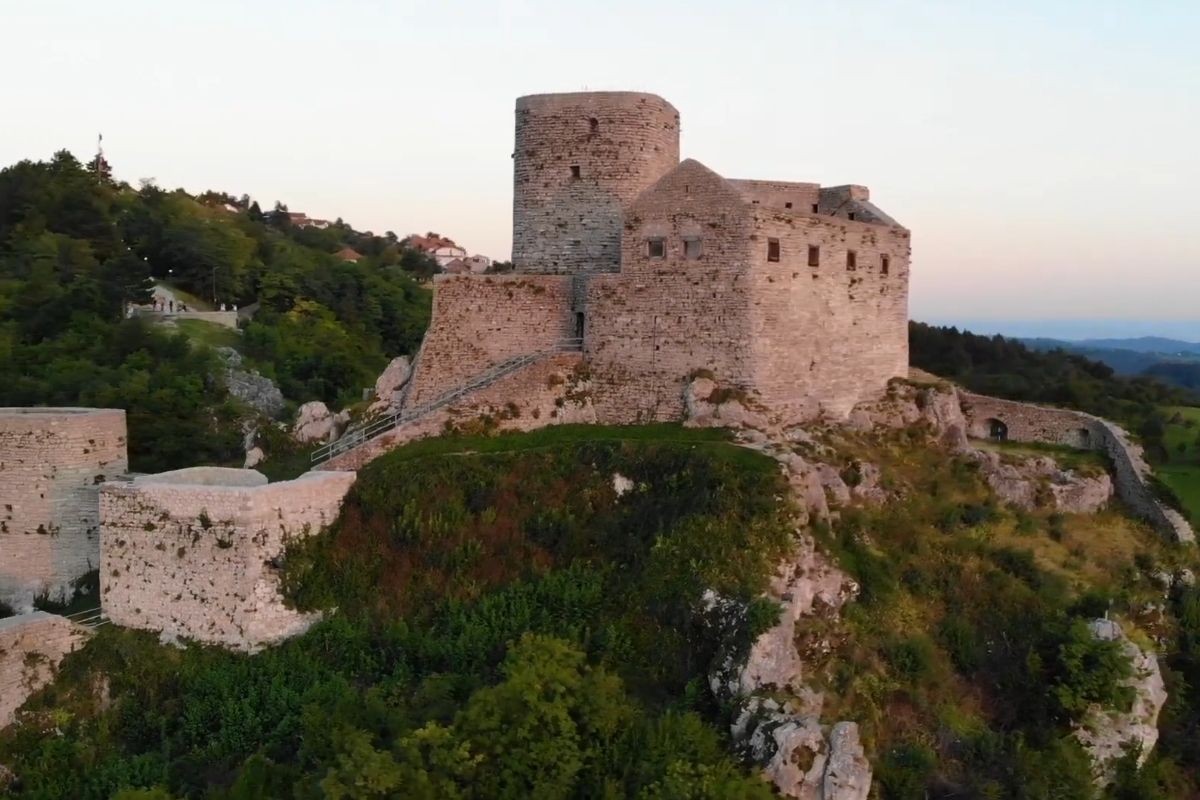 Drama u Srebreniku: Muškarac planinario, pa pao sa tvrđave