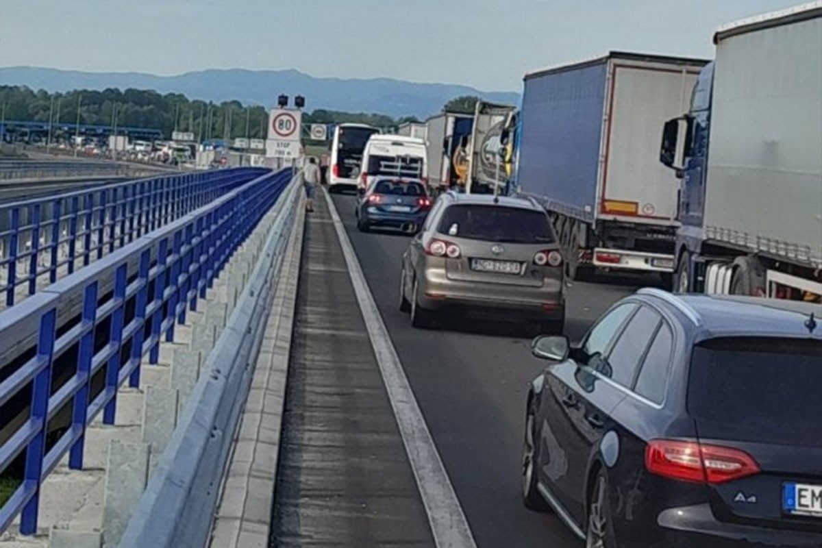 Kilometarske kolone teretnih vozila na novom prelazu u Gradišci