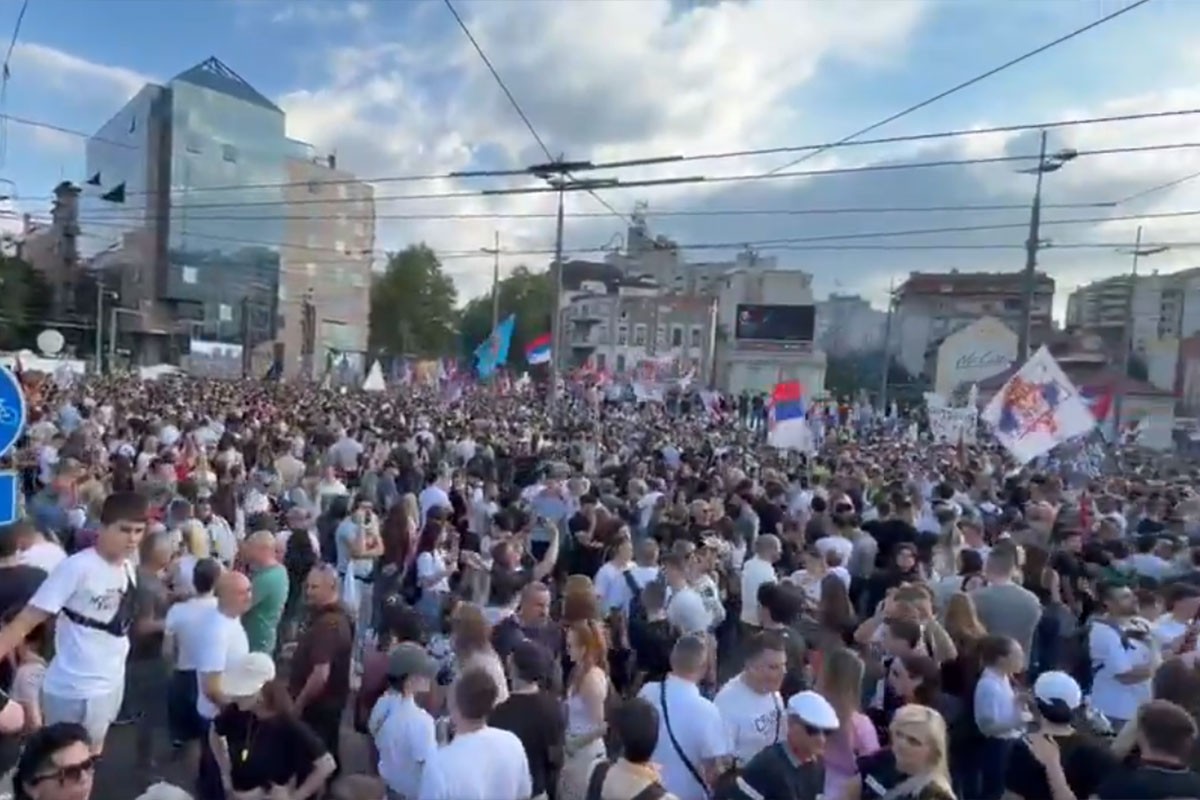 UŽIVO Protest u Beogradu: Brojni građani pristižu na skup (VIDEO)