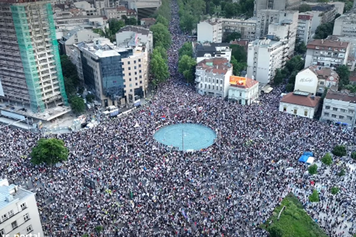 UŽIVO Počeo studentski skup u Beogradu: Trg Slavija prepun građana (VIDEO)