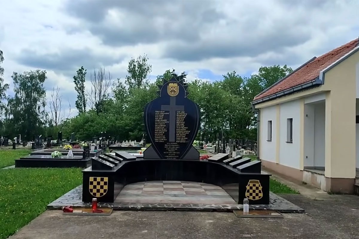 Uklonjen spomenik sa ustaškim simbolom u Modranu kod Dervente (FOTO)