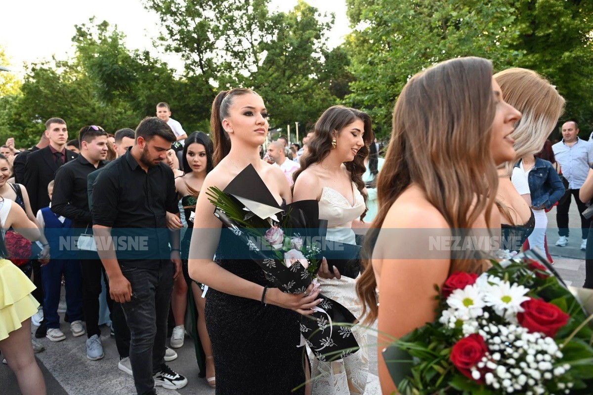 Maturanti Tehnološke škole uljepšali centar Banjaluke (FOTO/VIDEO)