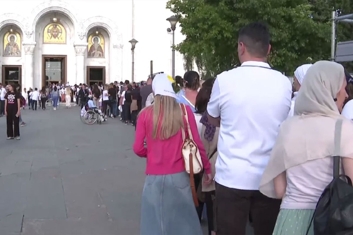 Hiljade vjernika čekaju da se poklone Časnom pojasu Presvete Bogorodice Hiljade vjernika čekaju da se poklone Časnom pojasu Presvete Bogorodice