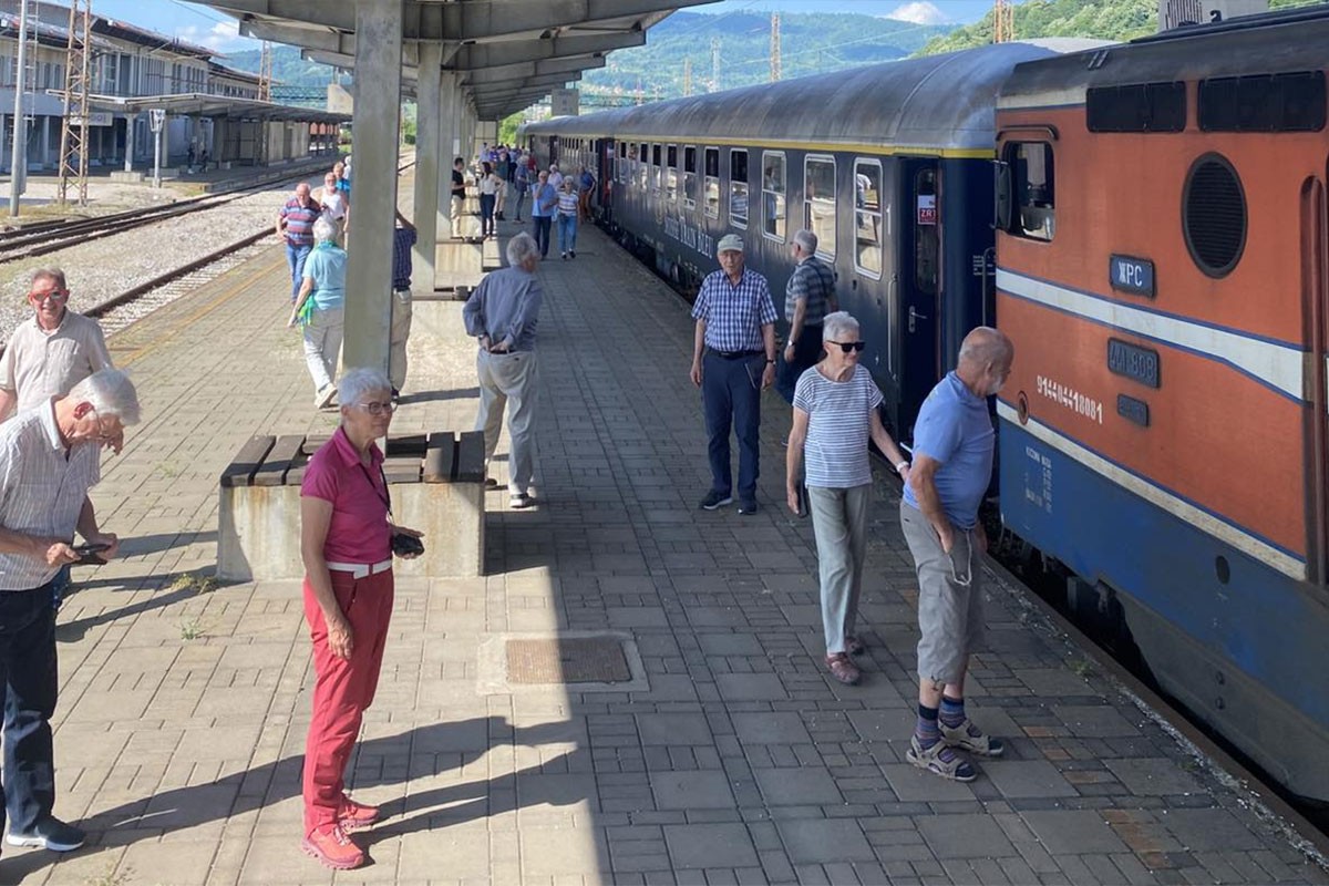 Putovanje šinama ne gubi čar: Švajcarski turistički voz prošao kroz Republiku Srpsku (FOTO)