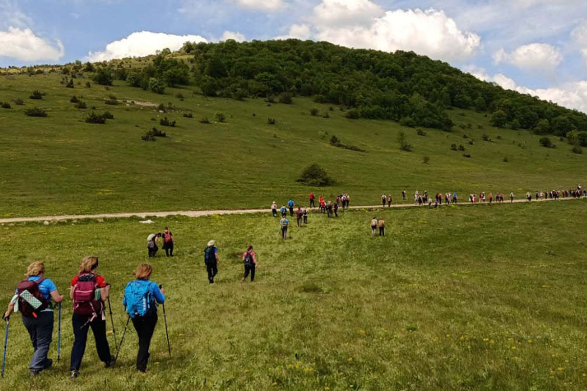 "Kočićeve staze" na Manjači: Među više od 500 planinara i Milomir Vitomir (91)