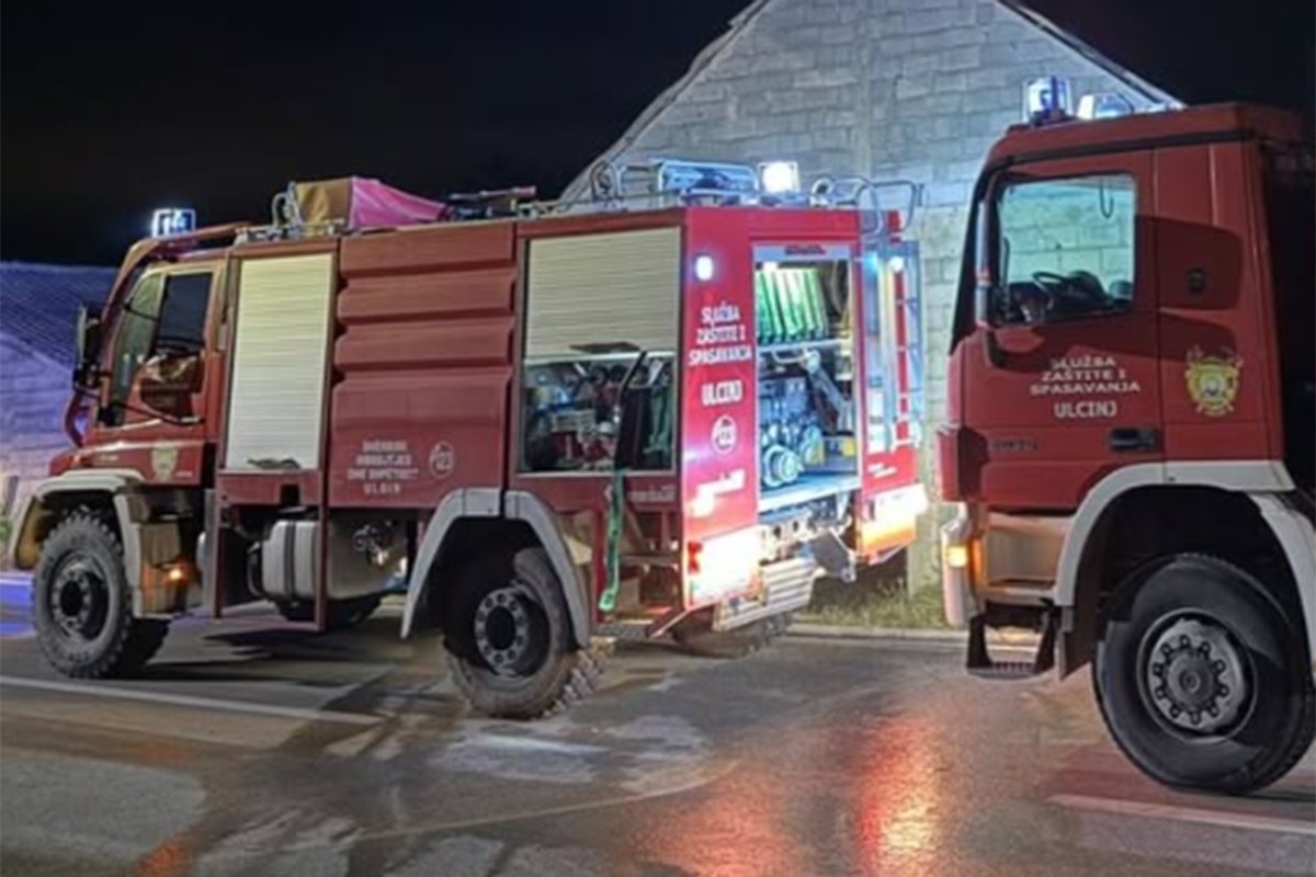 Buknuo požar na poznatoj crnogorskoj plaži: Plamen zahvatio restoran (FOTO)
