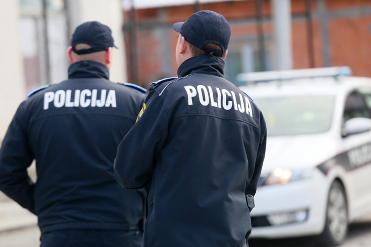 Horor u Zenici: Auto bez vozača pokosio žene i djecu na trotoaru (VIDEO)