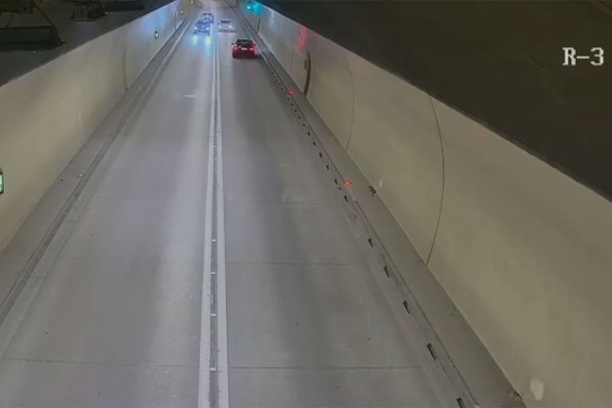 Opasno preticanje u tunelu Raš, vozač sankcionisan (VIDEO)