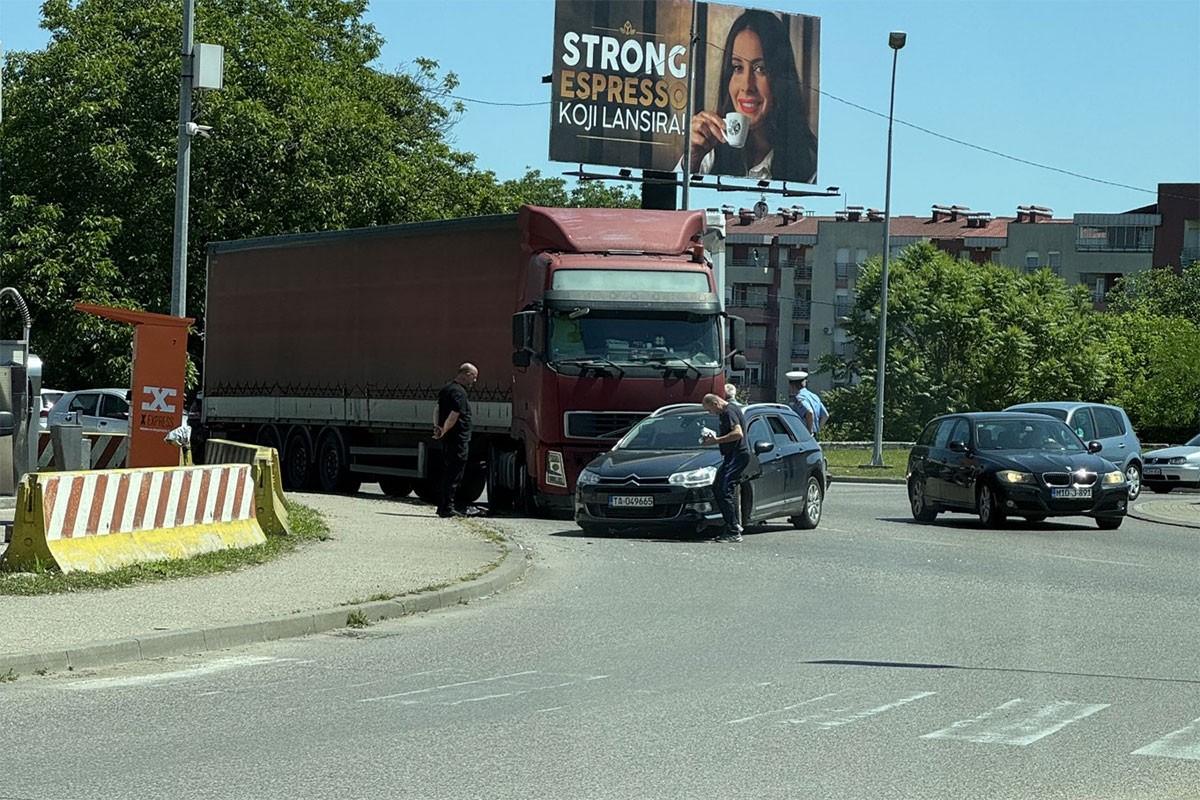 Sudar u kružnom toku kod Centruma u Banjaluci