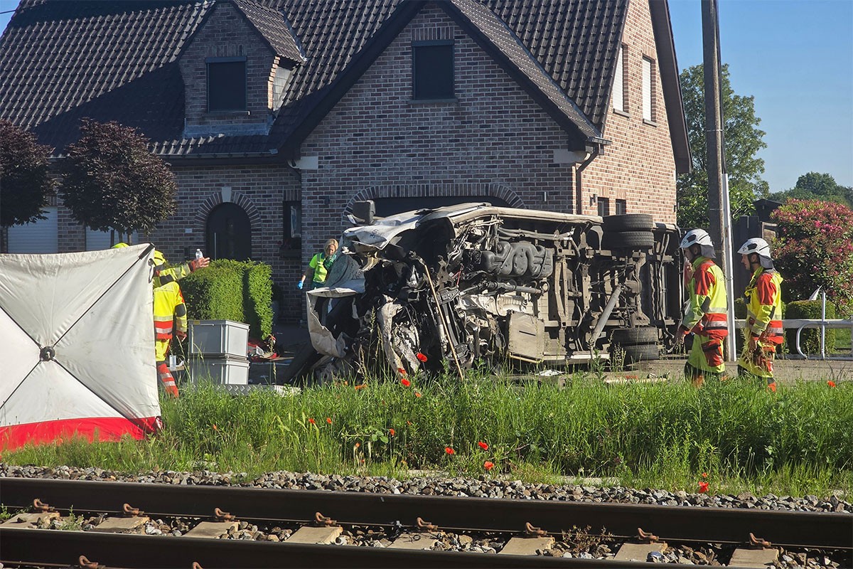 Stravičan sudar voza i školskog minibusa u Belgiji, ima poginulih