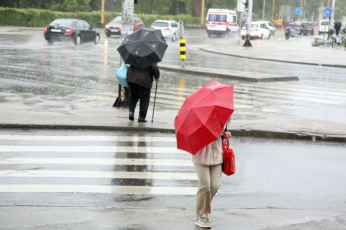 Olujno nevrijeme praćeno grmljavinom i pljuskovima pogodilo Zagreb