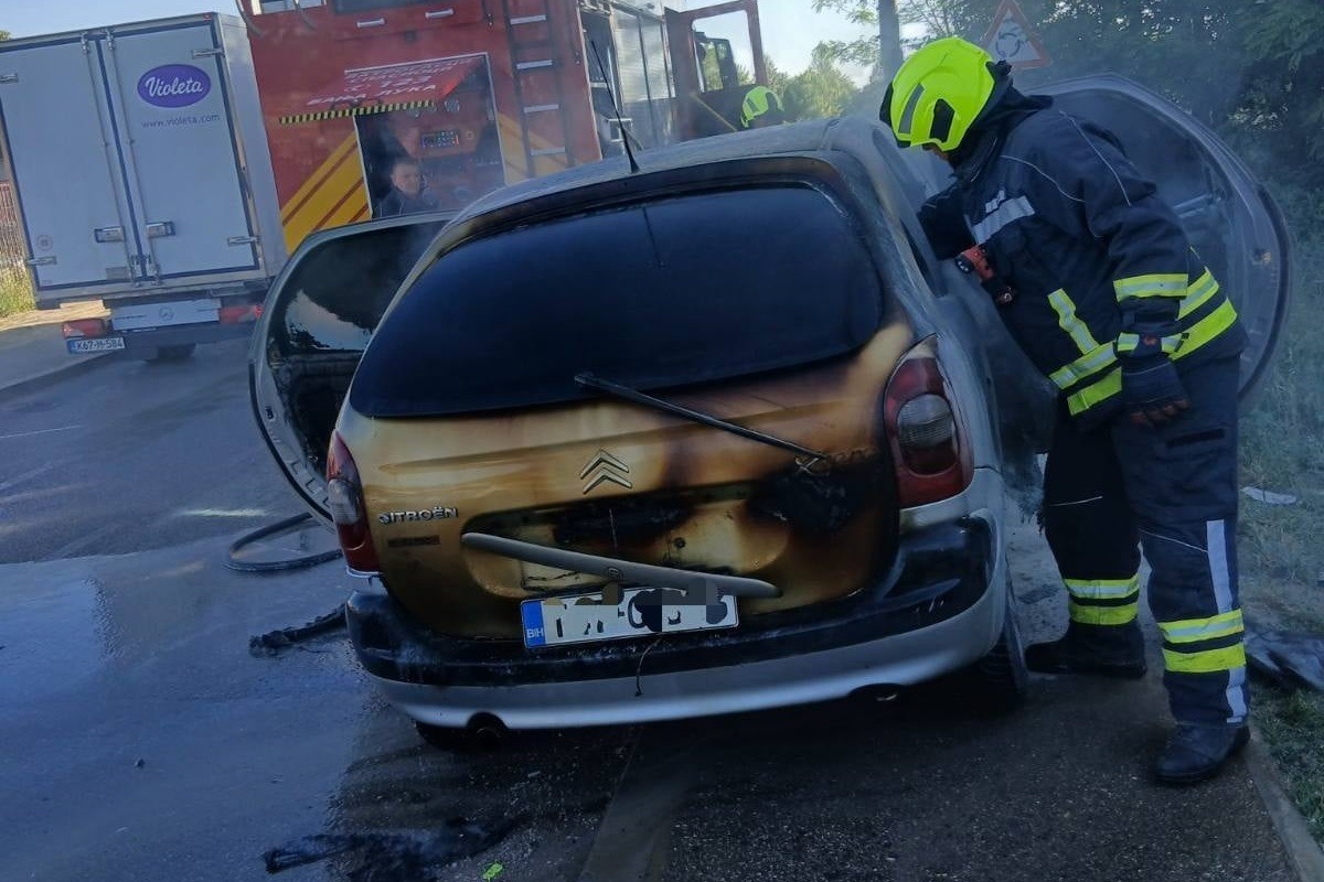 Gorio automobil u Zalužanima (FOTO)