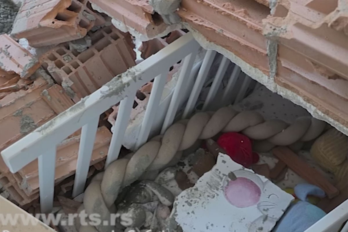 Drama u Novom Sadu: Obrušio se zid stana, cigle pale preko dječjeg kreveca (VIDEO)
