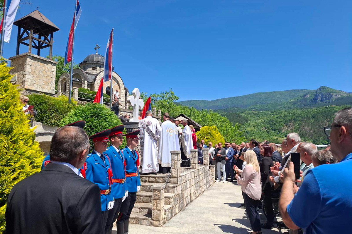 Obilježavanje u Starom Brodu: Ružama u Drini odaju počast za više od 6.000 ubijenih